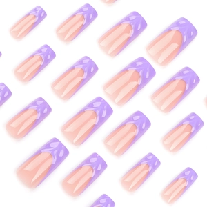 Unghie finte corte quadrate con texture 3D a onde viola e design French manicure