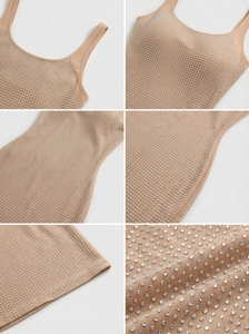 Détails de robe en maille avec cristaux strass et larges bretelles élégantes
