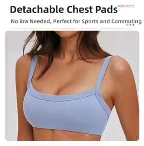 Dettaglio del reggiseno yoga celeste con imbottitura rimovibile per comfort e supporto