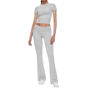 Conjunto de top corto gris claro para mujer y pantalones de campana de cintura alta a juego