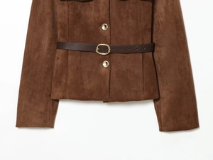 Gros plan sur la veste marron effet daim avec ceinture en cuir et bouton doré rond