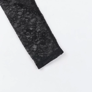 Gros plan détaillé de la dentelle noire florale et du tissu en maille transparente