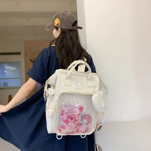Rückansicht eines Models mit beige Ita-Bag, transparentem Fenster und Plüschtier-Deko