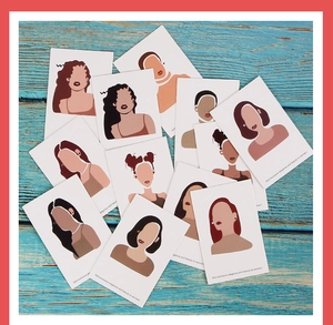 Présentation de cartes de bijoux avec illustrations féminines sur fond en bois bleu