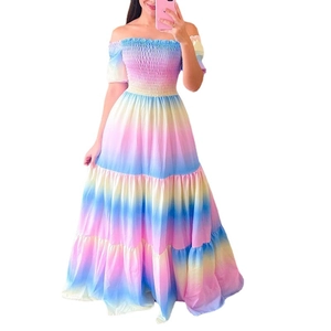 Robe longue arc-en-ciel à épaules dénudées avec jupe à plusieurs niveaux chic