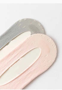 Dettaglio di calzini a cinque dita grigi e rosa con trama in maglia traspirante
