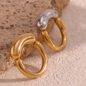 Macro shot of 18K gold and silver two-tone stainless steel thick smile rings