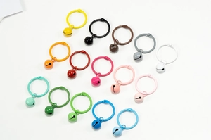 Grille détaillée d'anneaux à ressort colorés avec clochettes pour porte-clés DIY