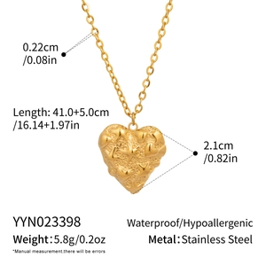 Dimensions détaillées du collier pendentif cœur doré en acier avec propriétés étanches