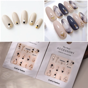 Détail de stickers à ongles 3D avec perles et rivets dorés pour une manucure élégante