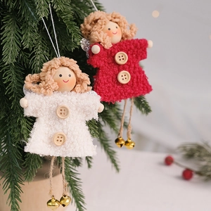 Mignons ornements d'anges en feutrine rouge et blanc suspendus au sapin de Noël