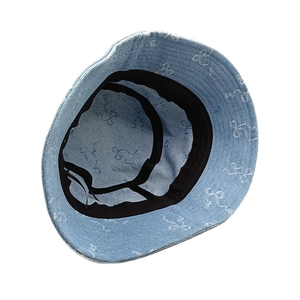 Chapeau bob en jean bleu clair avec motifs blancs et bandeau anti-transpiration interne