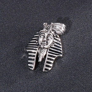 Vue détaillée du pendentif Pharaon argenté avec les yeux sertis de diamants hip-hop