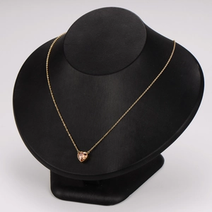 Élégant collier en acier inoxydable avec pierre cœur ambre sur une chaîne dorée