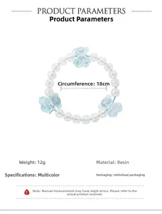 Detail eines 18 cm hellblauen Perlenarmbands mit transparenten Bären-Anhängern