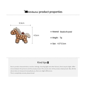 Detailed size chart of handmade crystal beaded horse hair clip measuring 4.5cm by 5.5cm