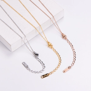 Détail du collier papillon 18KGP disponible en finitions argent, or et or rose