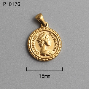 Dettaglio del ciondolo a moneta romana placcato oro 18k con rilievo diametro 18mm