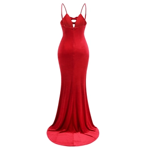 Vue arrière d'une élégante robe longue en velours rouge dos nu avec coupe sirène