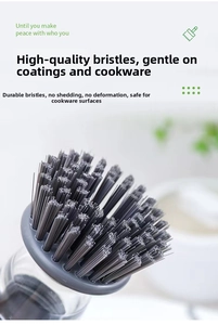 Gros plan sur les poils gris en nylon d'une brosse de cuisine avec réservoir à savon