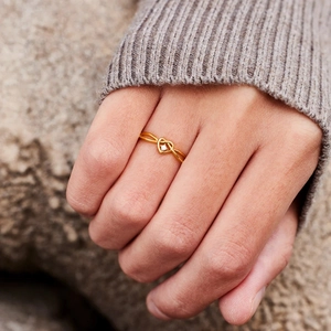 Elegant s925 gold heart ring with round zircon on woman hand for a minimalist fashion look