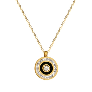 Minimalistische Titanstahl Halskette in Gold mit rundem Kristallanhänger auf Weiß