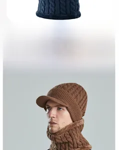 Détail du bonnet en maille torsadée avec doublure en peluche et tour de cou assorti