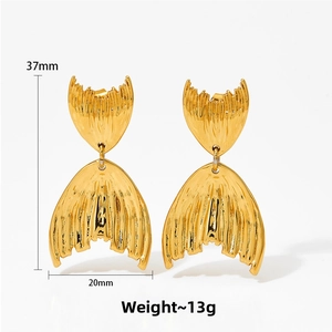 Détail de boucles d'oreilles queue de poisson dorées à texture plissée, 37mm sur 20mm