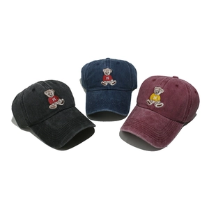 Drei Baseballkappen aus gewaschener Baumwolle mit gesticktem Bär und W-Detail