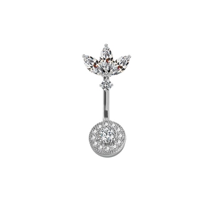 Détail macro du piercing de nombril étincelant avec zircone en forme de feuille et disque