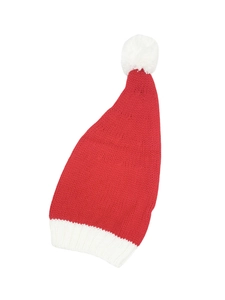 Gros plan du bonnet de Noël tricoté rouge avec bord en peluche blanche et pompon