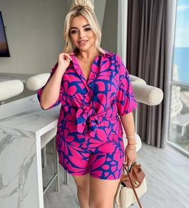 Détail de l'imprimé feuilles tropicales rose et bleu sur chemise à manches courtes