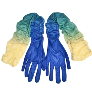 Detailansicht der Verlaufs-Netzärmel mit blauem, grünem und gelbem Faltenstoffgewebe