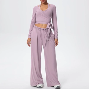 Détail de l'ensemble de yoga brossé avec haut cache-cœur et pantalon à jambes larges