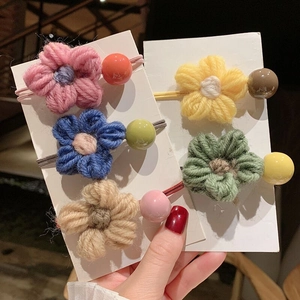 Set di sei elastici per capelli a fiori in maglia fatti a mano con dettaglio perle