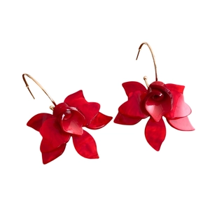Boucles d'oreilles fleurs rouges en résine 3D avec longs crochets dorés sur fond blanc