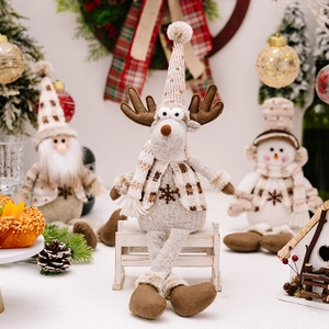 Nordische Rentierpuppe aus Strick mit langen Beinen und Schal für Weihnachtsdeko