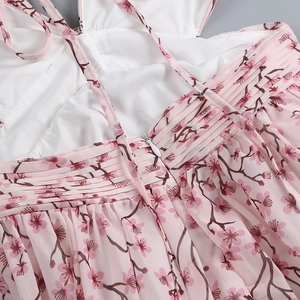 Détail du dos de la robe avec fermeture éclair invisible et imprimé fleurs de cerisier