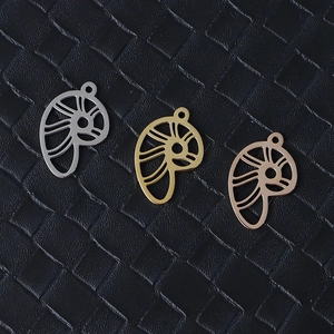 Détail de pendentifs nautile en argent, or et or rose sur fond de cuir noir texturé