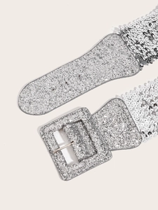 Détail d'une ceinture argentée à paillettes avec une boucle carrée recouverte de paillettes