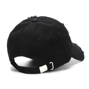 Schwarze Vintage-Baseballkappe mit Used-Look-Details und Metallschnalle hinten