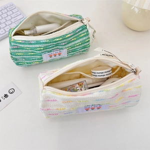 Detalle de estuches de tweed verde menta y crema con parche floral Have a nice day