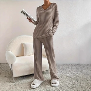 Ensemble détente femme en maille côtelée avec haut col V et pantalon large assorti