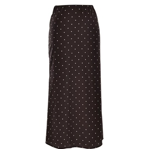 Dettaglio della gonna lunga in raso a pois con vita elastica e texture morbida e setosa