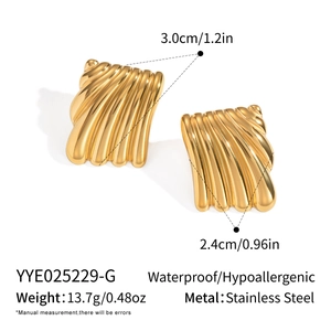 Vue détaillée de boucles d'oreilles dorées en acier inoxydable avec texture ondulée