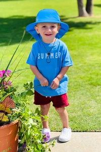 Sommer-Set für Kinder mit UV-Schutzhut und blauem Summer T-Shirt im Freien
