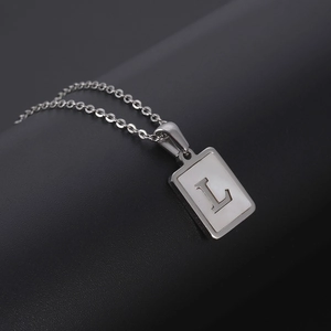 Silberne Halskette mit quadratischem Muschel-Anhänger und eingraviertem Buchstaben L