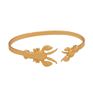 Goldenes C-förmiges offenes Armband mit detaillierten Doppel-Hummer-Motiven an den Enden