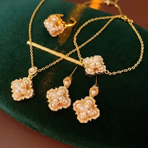 Parure de bijoux trèfle doré avec perles comprenant collier et bague