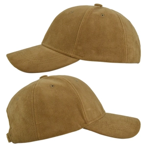 Detailweergave van de kaki suède baseballpet met warme fleicetextuur en stikseldetails
